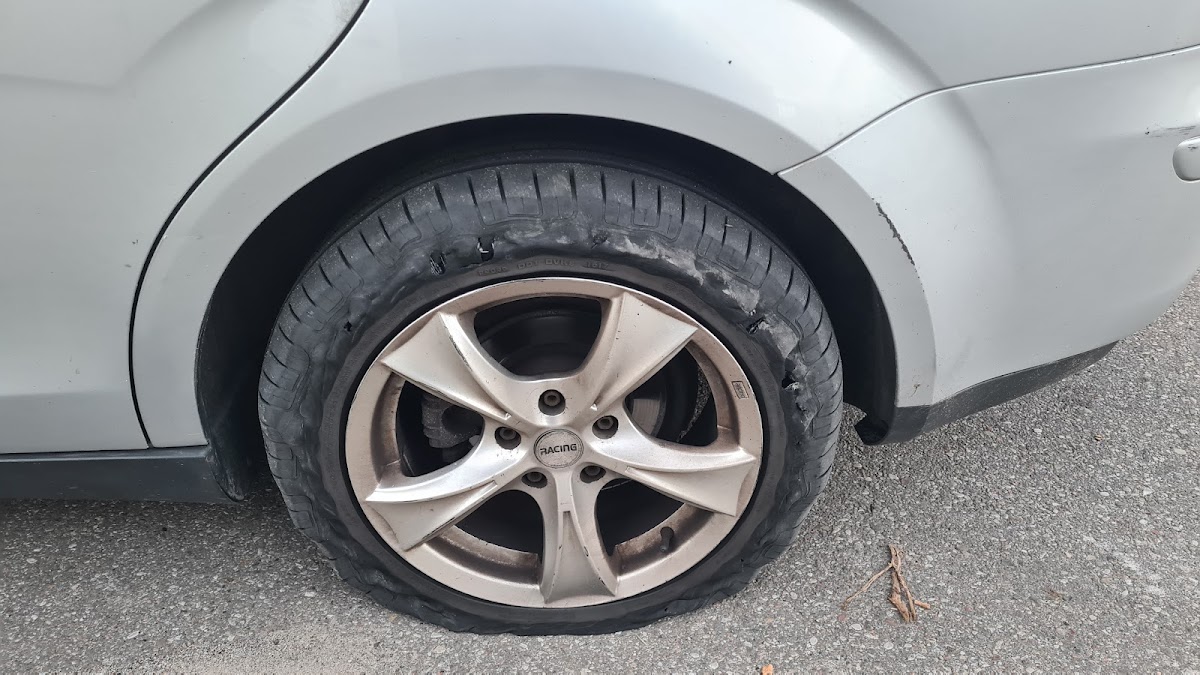 Uszkodzona opona - naprawa wulkanizacyjna